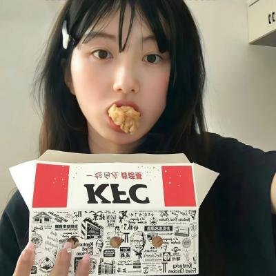 马戏院帐篷顶上的艺人